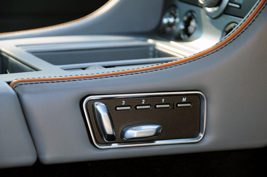 Детали интерьера Aston Martin Virage 2011 года  (UK) (фото 11 из 46)